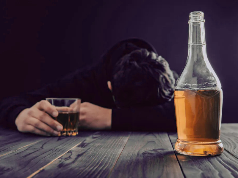 alkogolik Алкоголик спит со стаканом в руке